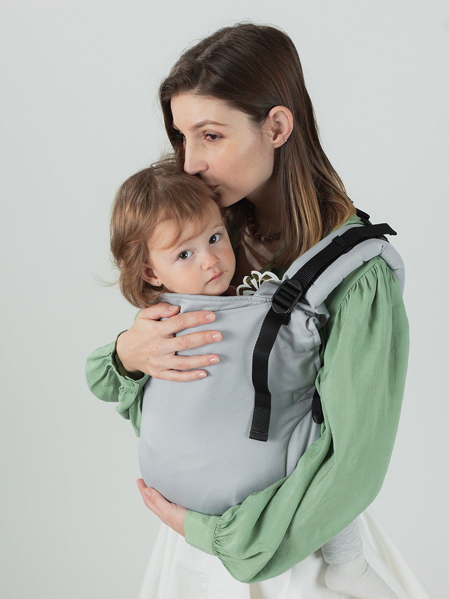 Isara Preschooler - Pearl Grey baby carrier with child, perfect for ages 9 months to 8 years | Babymaxi