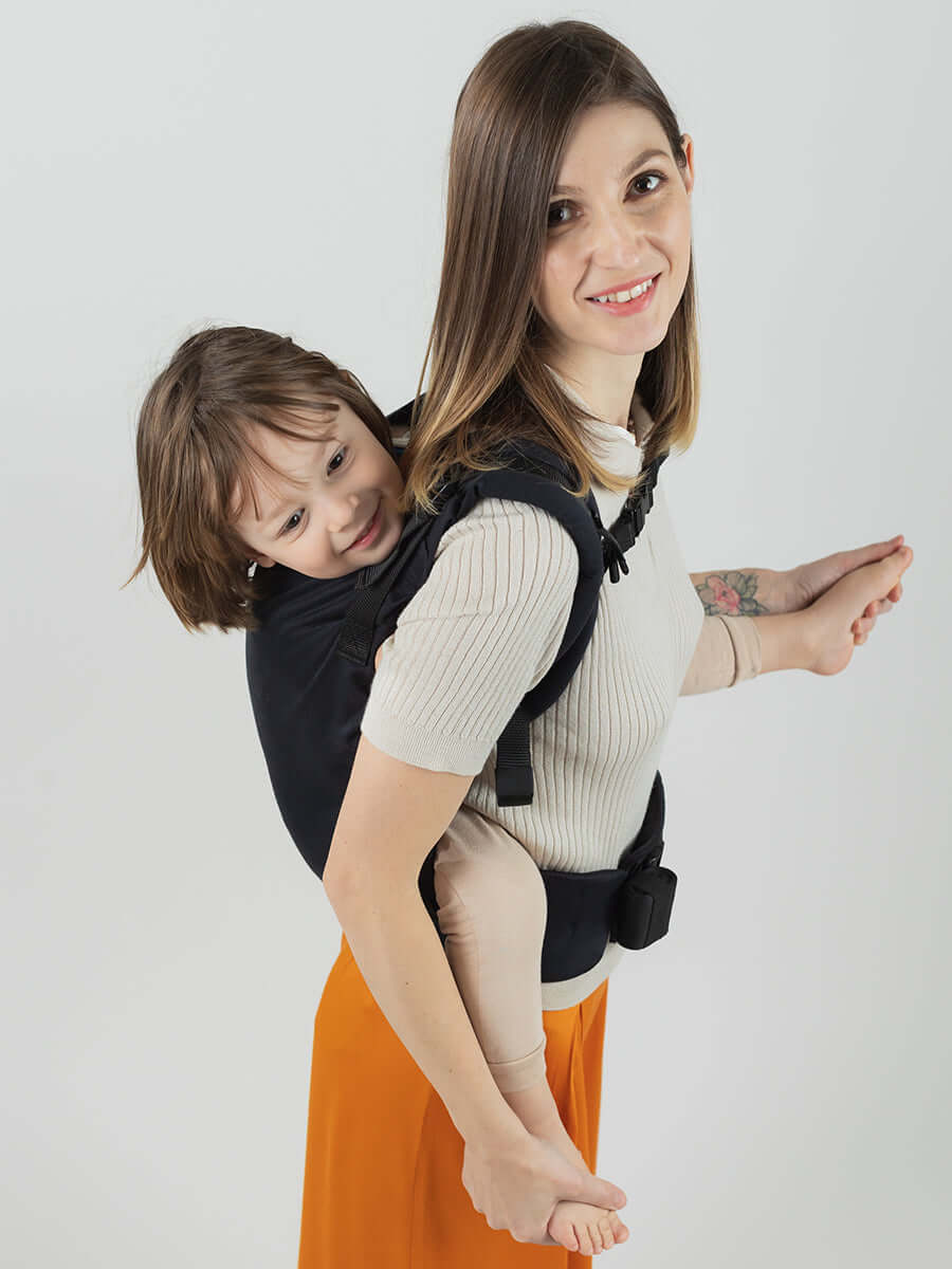 Isara Preschooler (up to 30kg) - Noire baby carrier in use, showcasing adjustable design and comfort | Babymaxi