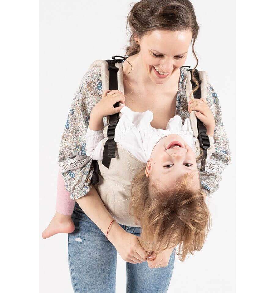 Isara The One - Au Naturel baby carrier in use, featuring a happy child being carried comfortably | Babymaxi