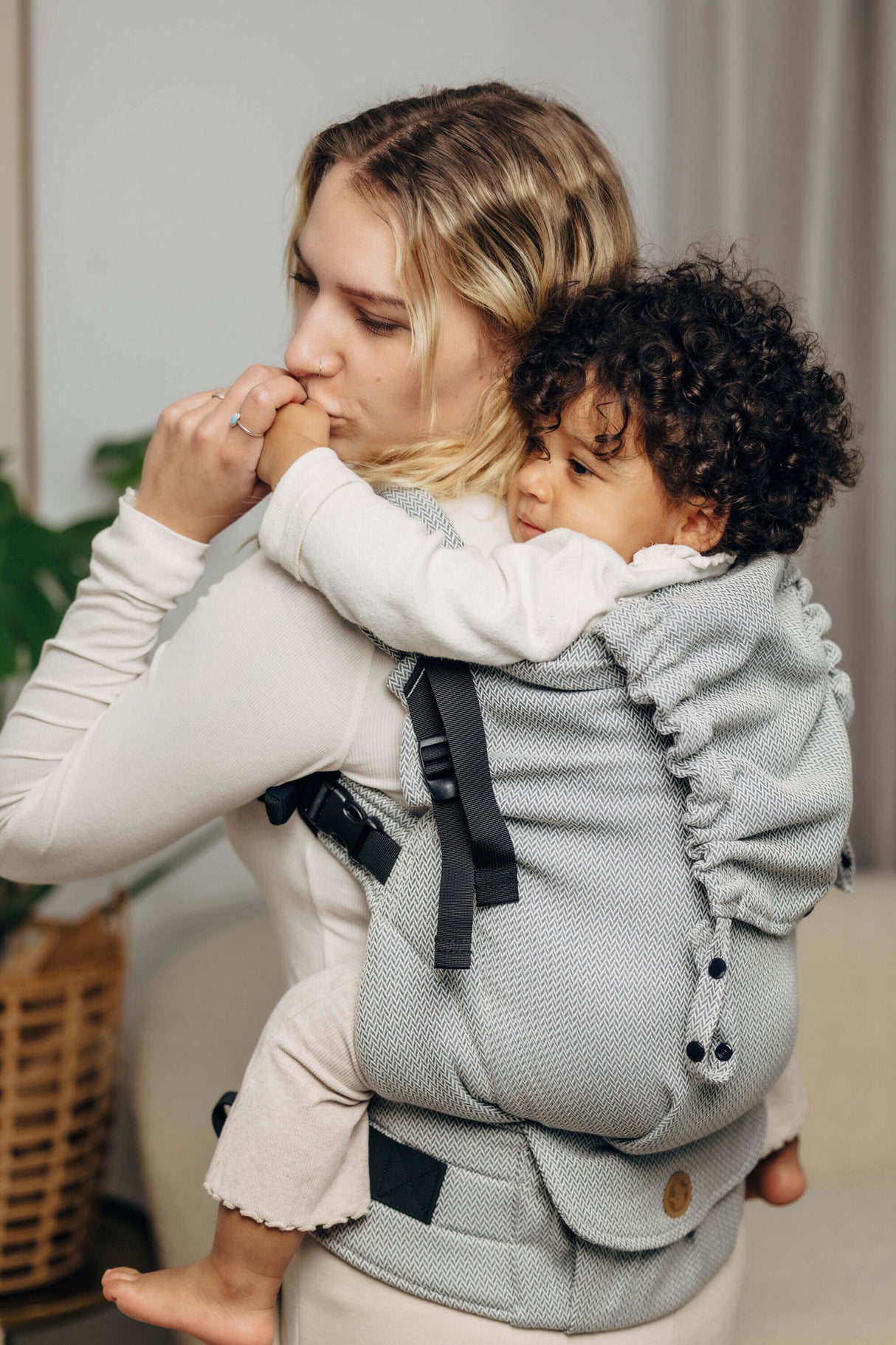 LennyLamb LennyPreschool (up to 30kg) - Little Herringbone Grey toddler carrier with child | Babymaxi