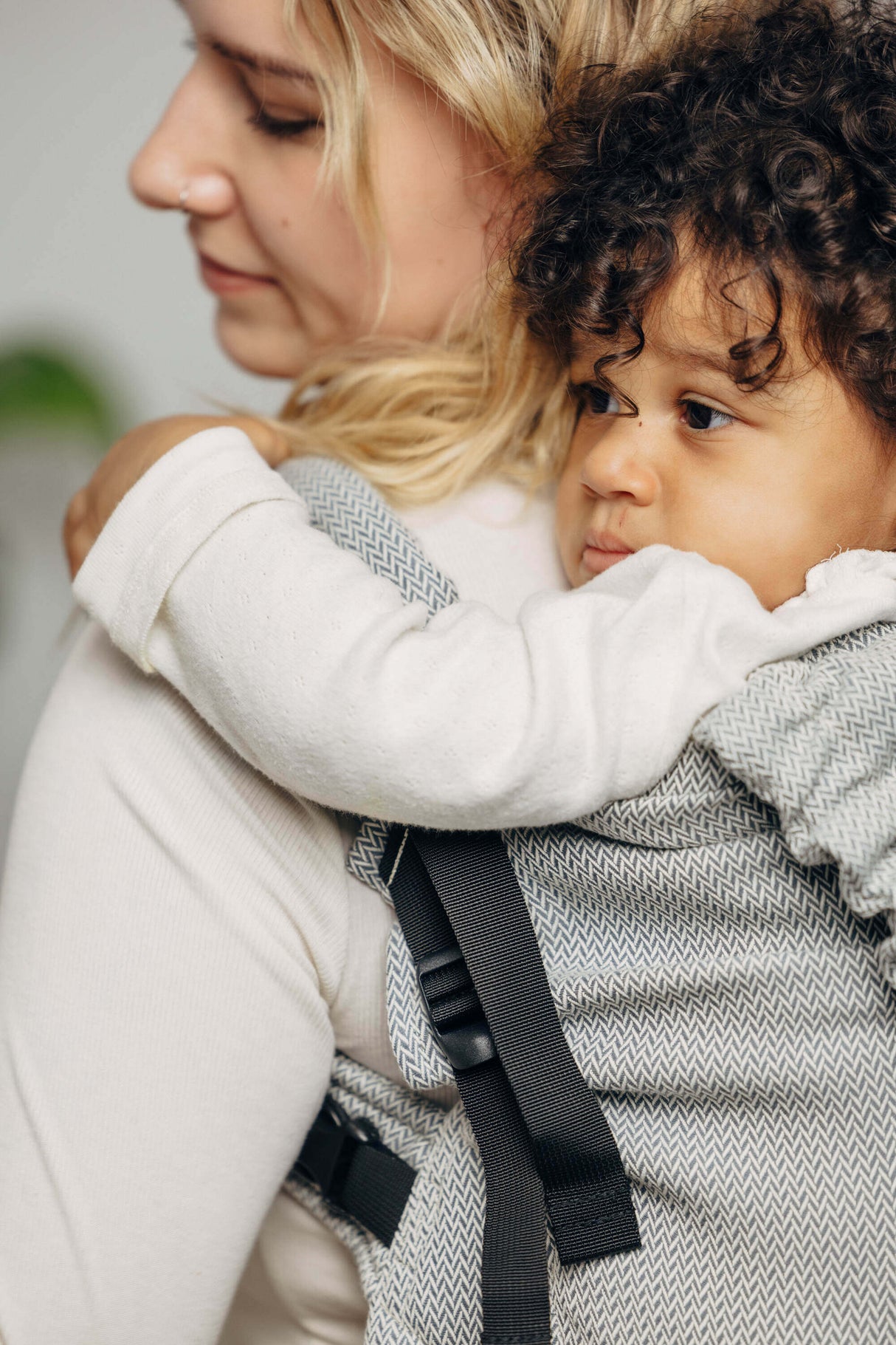LennyLamb LennyPreschool (up to 30kg) - Little Herringbone Grey toddler carrier in use with child | Babymaxi