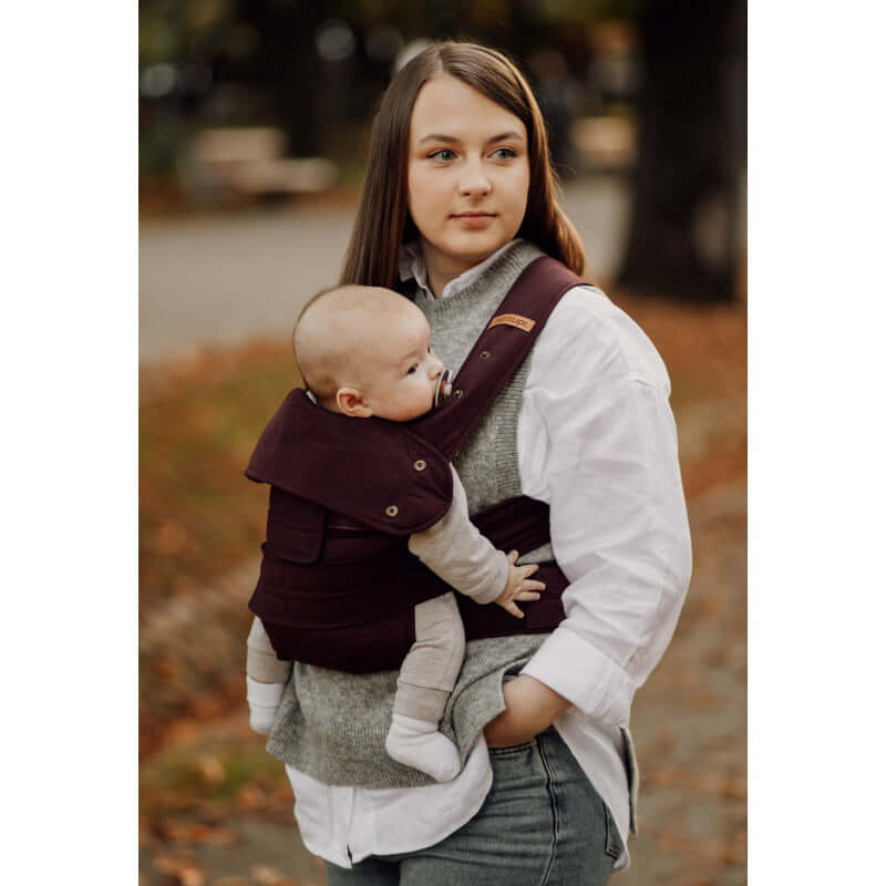 Marsupi Classic - Berry baby carrier in use, featuring ergonomic design for comfort and support | Babymaxi