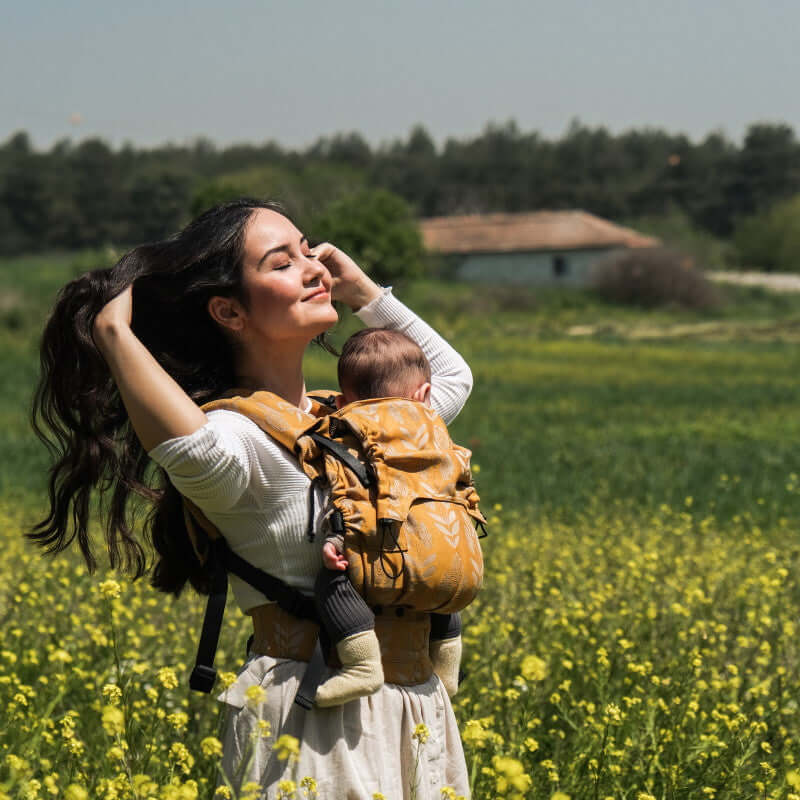 Neko Switch Baby Size - Alinda ergonomic baby carrier outdoors, mother holding baby, comfortable and stylish | Babymaxi