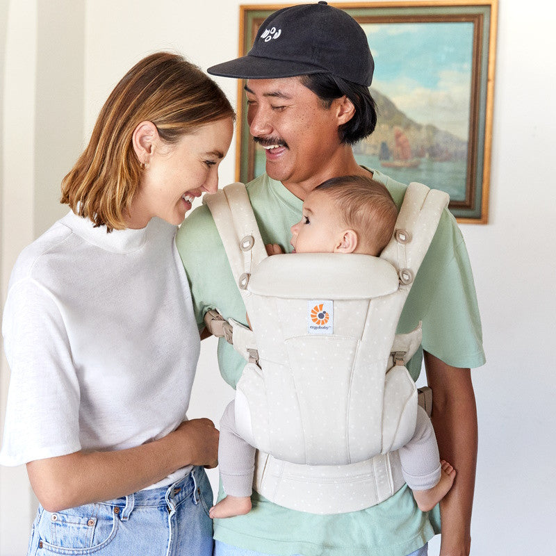 Shop Ergobaby Ergobaby Omni Dream - Natural Dots at Babymaxi