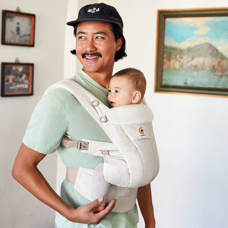 Shop Ergobaby Ergobaby Omni Dream - Natural Dots at Babymaxi
