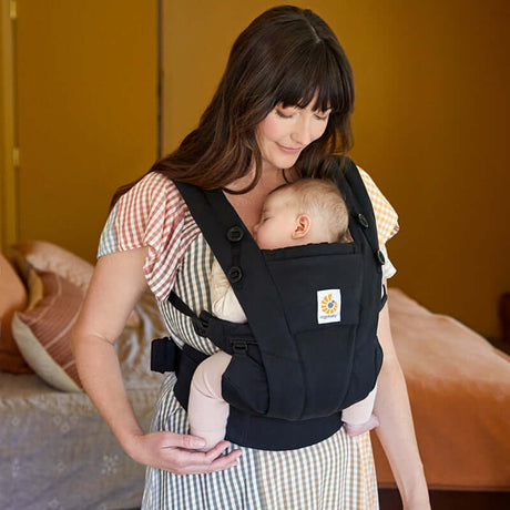 Ergobaby Omni Dream - Onyx Black baby carrier used by mom with sleeping baby | Babymaxi