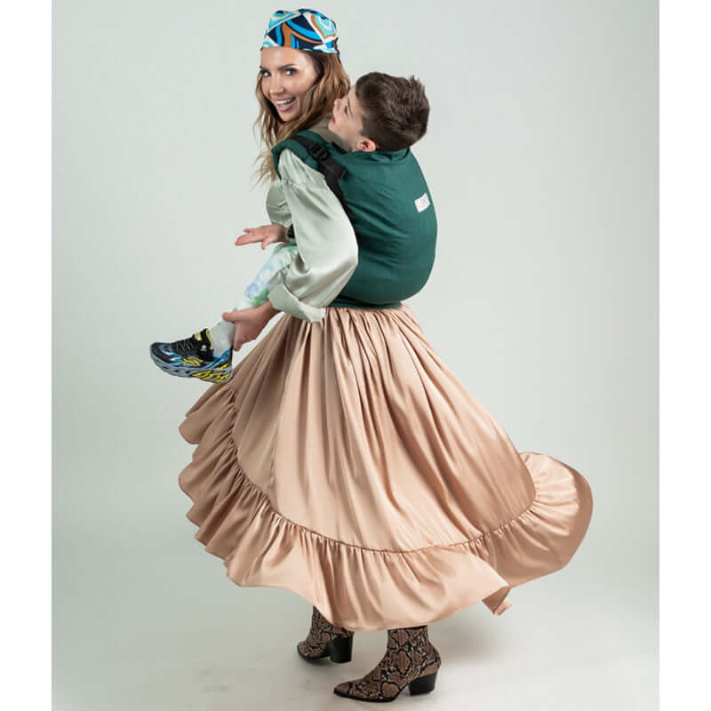 Isara Preschooler (up to 30kg) - Evergreen Linen baby carrier used by a mother with child on her back | Babymaxi