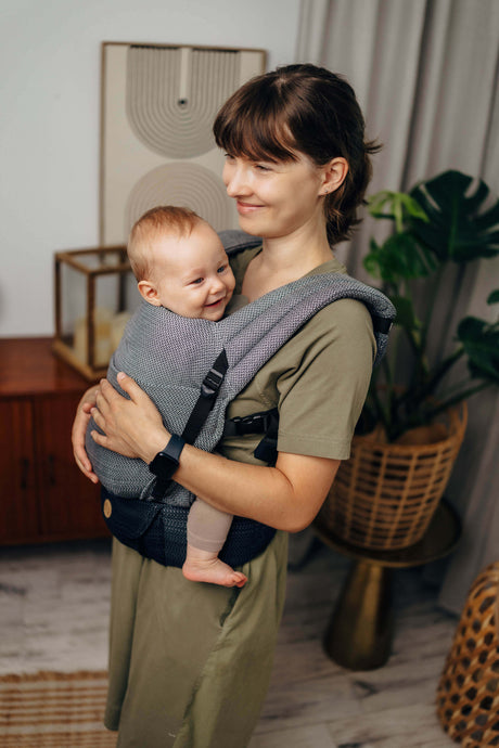LennyLamb LennyLight - Little Herringbone Ombre Grey baby carrier in use by a smiling mother with her baby | Babymaxi