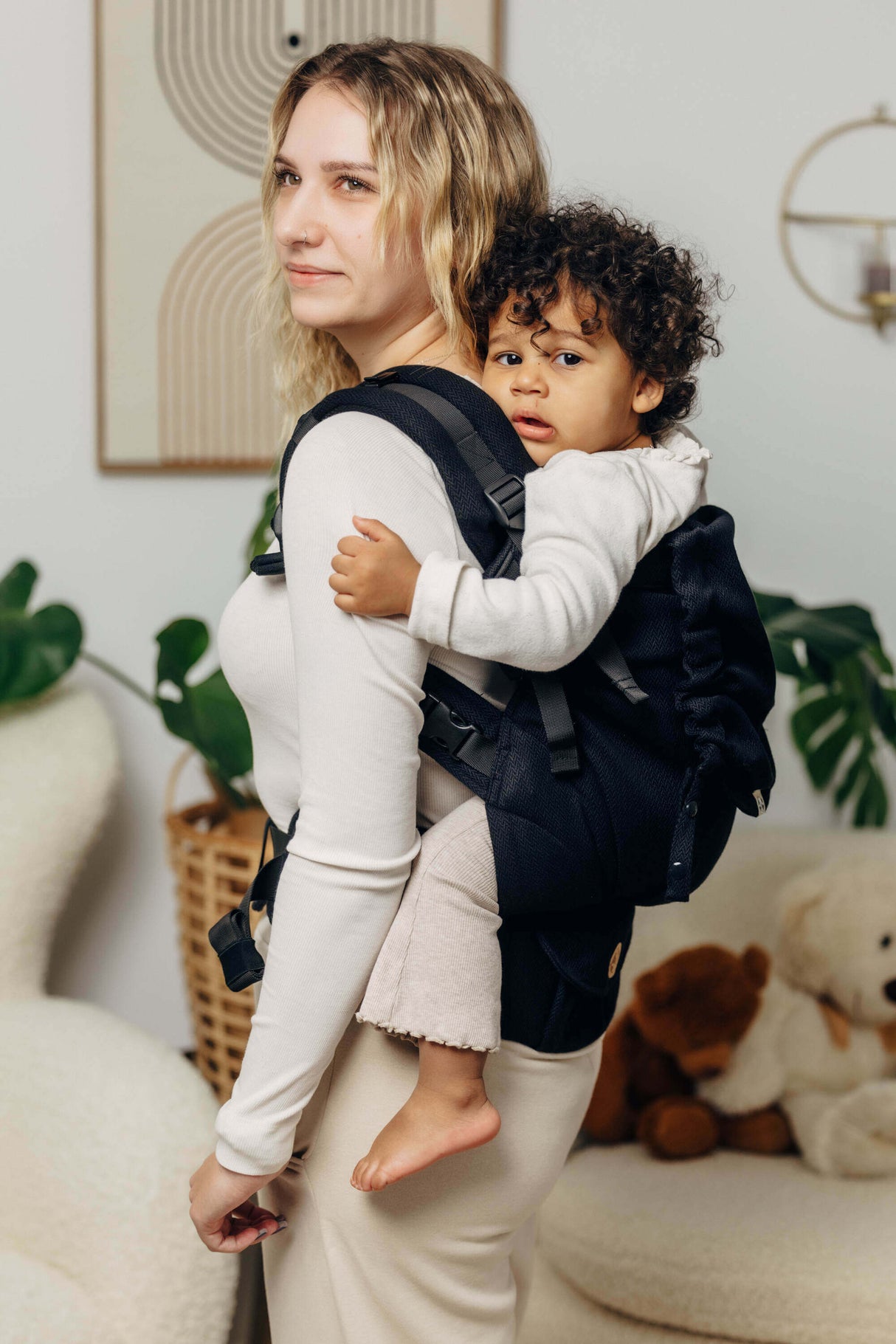 LennyLamb LennyPreschool (up to 30kg) - Little Herringbone Ebony Black toddler carrier in use by parent with child on back | Babymaxi