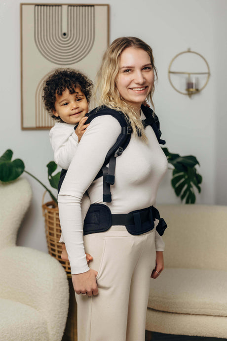 LennyLamb LennyPreschool (up to 30kg) - Little Herringbone Ebony Black toddler carrier with child, ergonomic support | Babymaxi