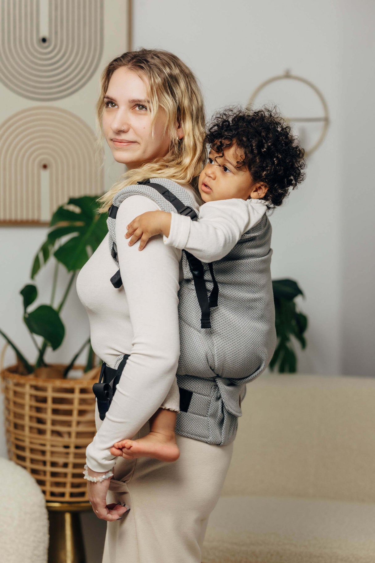 LennyLamb LennyPreschool (up to 30kg) - Little Herringbone Grey toddler carrier, ergonomic design with child on parent's back | Babymaxi