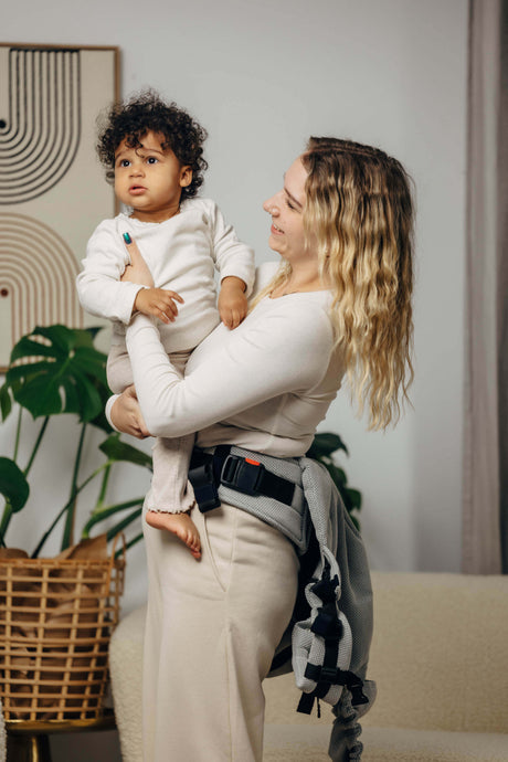 LennyLamb LennyPreschool (up to 30kg) - Little Herringbone Grey adjustable carrier for toddlers with a smiling child | Babymaxi