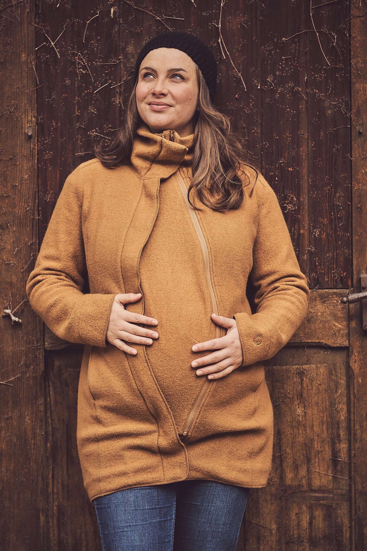Mamalila Eco Wool Babywearing Coat Oslo - Camel worn by pregnant woman, stylish and warm, ideal for babywearing | Babymaxi