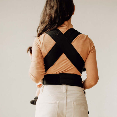 Marsupi Classic - Black baby carrier worn by mom, featuring ergonomic design and Velcro system | Babymaxi
