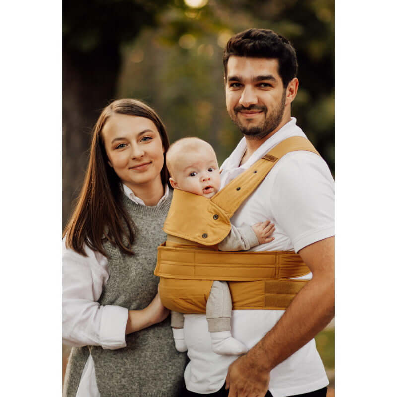 Marsupi Classic - Butterscotch baby carrier in use by a couple with a baby, promoting comfort and style | Babymaxi