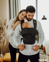 Marsupi Classic - Grey baby carrier being used by a couple, demonstrating ergonomic design and comfort for babies | Babymaxi