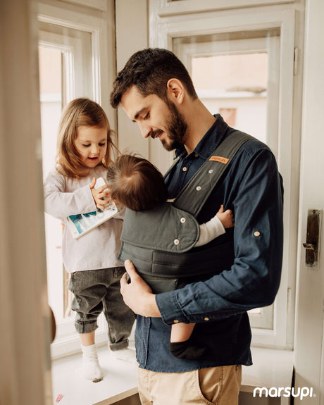 Marsupi Classic - Grey baby carrier in use by a dad with baby and toddler, showcasing ergonomics and comfort | Babymaxi