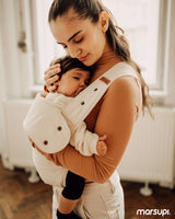 Marsupi Classic - Natur baby carrier in use, featuring ergonomic design and unique Velcro system for comfort | Babymaxi
