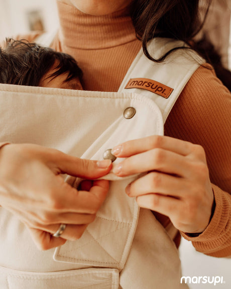 Marsupi Classic - Natur baby carrier detail with ergonomic Velcro system and baby snugly nestled | Babymaxi