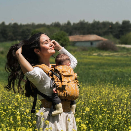 Neko Switch Baby Size - Alinda ergonomic baby carrier outdoors, mother holding baby, comfortable and stylish | Babymaxi