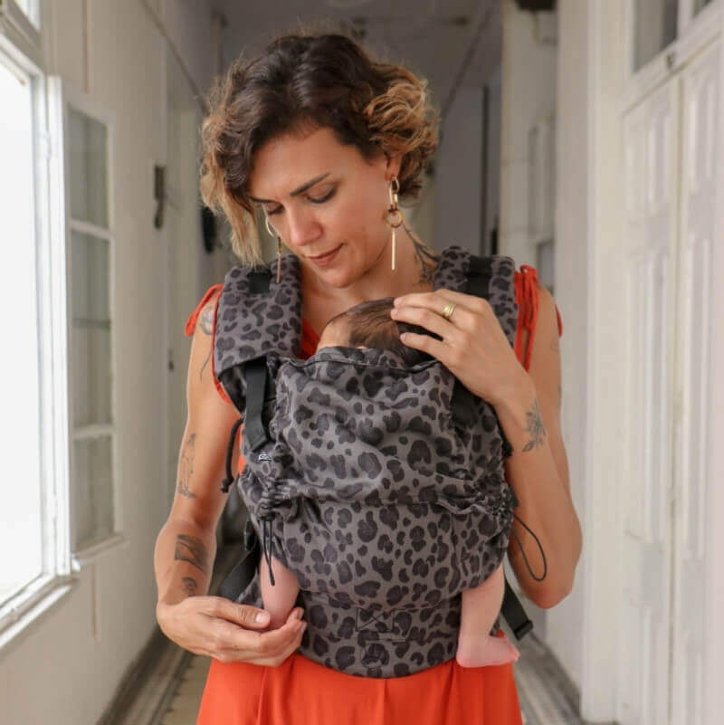 Neko Switch Baby Size - Pars carrier in use, providing safe and ergonomic support for babies | Babymaxi