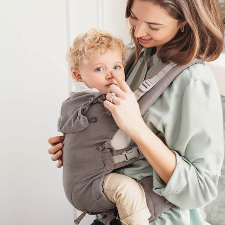 Quokkababy E-Carrier - Light Grey with a mother and child, showcasing comfort and ergonomic design | Babymaxi