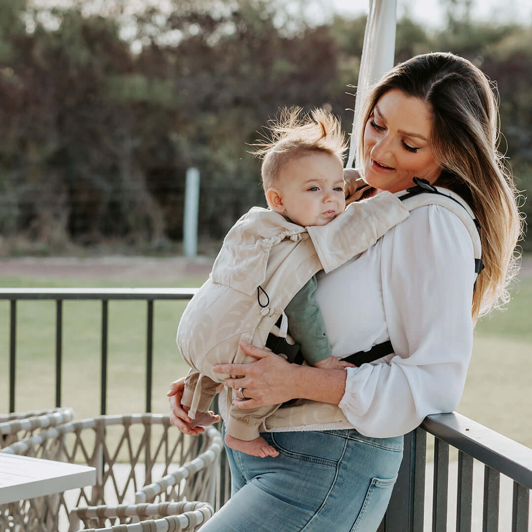 Mom with baby in Quokkababy E-Carrier - Taupe Leaves, showcasing ergonomic design and comfort for outdoor activities | Babymaxi