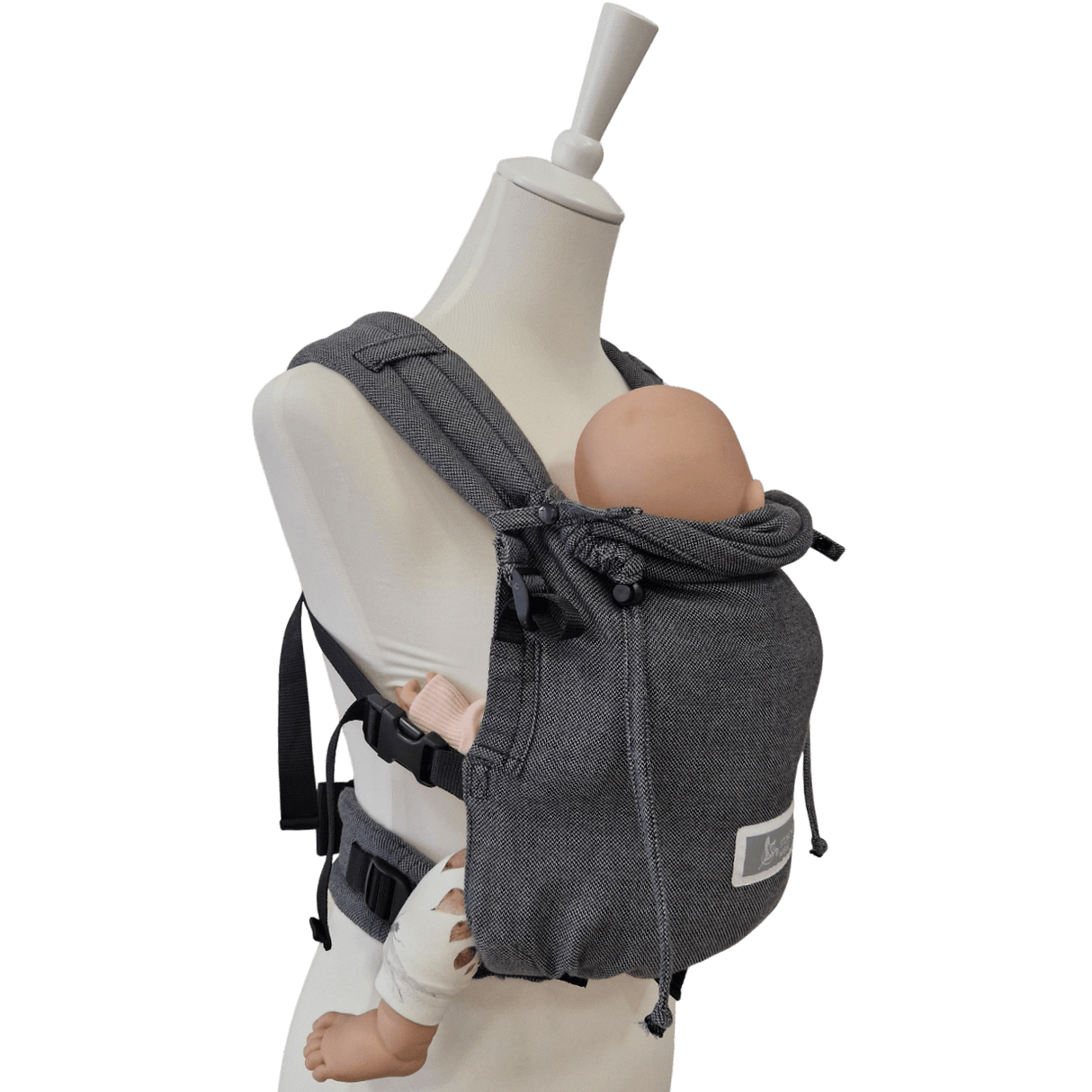 Stochenwiege Valeno Baby Carrier - Graphite worn by mannequin with baby doll | Babymaxi