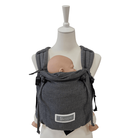 Stochenwiege Valeno Baby Carrier - Graphite displayed on a mannequin, showcasing its ergonomic design and comfortable fit | Babymaxi