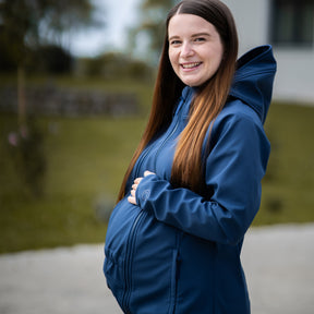 Mamalila Softshell Babywearing Jacket Allrounder Fit Navy, smiling pregnant woman wearing maternity jacket outdoors